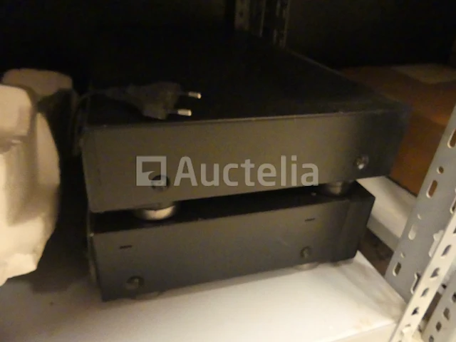 3 metalen planken en computerapparatuur - afbeelding 1 van  19