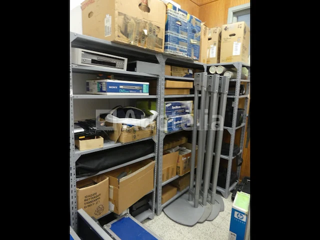 3 metalen planken en computerapparatuur - afbeelding 15 van  19