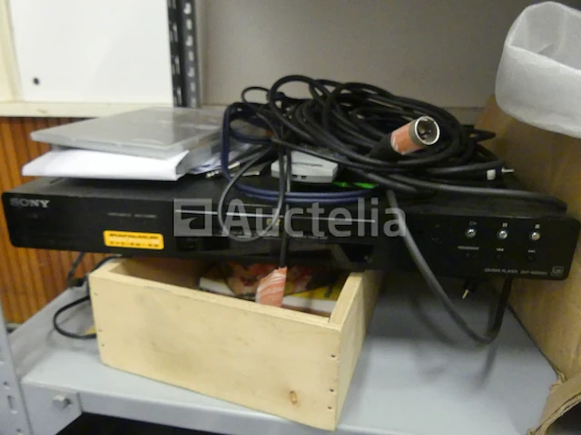3 metalen planken en computerapparatuur - afbeelding 16 van  19