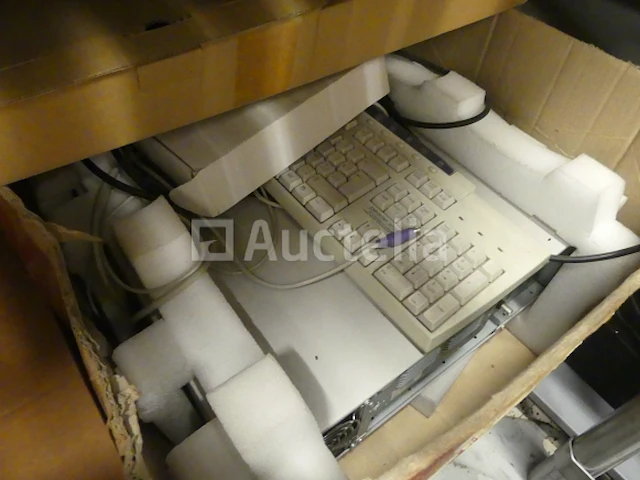 3 metalen planken en computerapparatuur - afbeelding 17 van  19