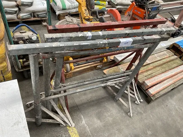 3 metalen schragen - afbeelding 1 van  2