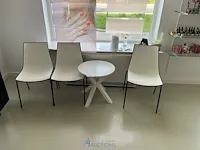 3 metalen stoelen