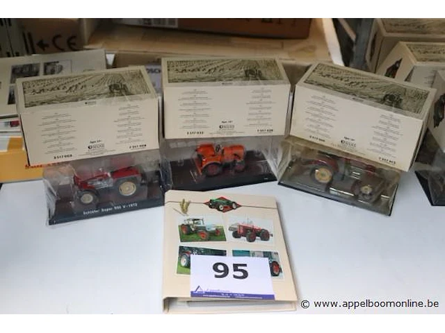 3 miniatuur landbouwtractoren atlas plus catalogus - afbeelding 1 van  4