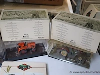 3 miniatuur landbouwtractoren atlas plus catalogus - afbeelding 2 van  4