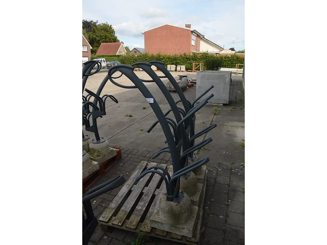 3 moderne zwart metalen fietsenrekken - afbeelding 1 van  3
