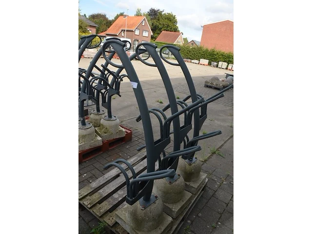 3 moderne zwart metalen fietsenrekken - afbeelding 2 van  3