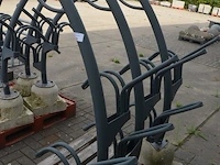 3 moderne zwart metalen fietsenrekken - afbeelding 2 van  3