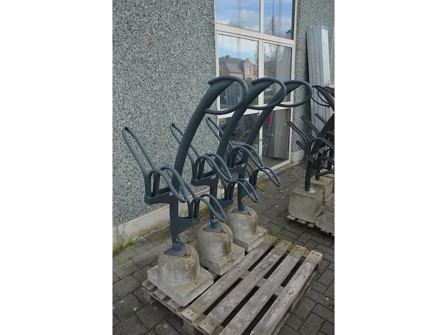 3 moderne zwart metalen fietsenrekken - afbeelding 3 van  3