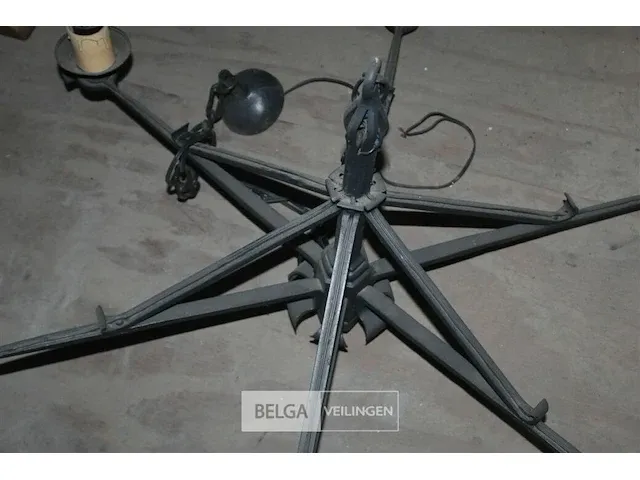 3 oude metalen kroonluchters - afbeelding 3 van  8