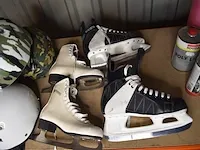 3 paar schaatsen, 3 fietshelmen, kniebeschermers - afbeelding 6 van  6
