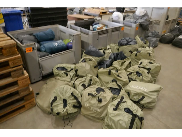 3 palletboxen met diverse luchtmatrassen en slaapzakken - afbeelding 1 van  9