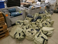 3 palletboxen met diverse luchtmatrassen en slaapzakken - afbeelding 1 van  9