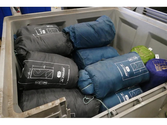3 palletboxen met diverse luchtmatrassen en slaapzakken - afbeelding 2 van  9