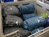 3 palletboxen met diverse luchtmatrassen en slaapzakken - afbeelding 2 van  9
