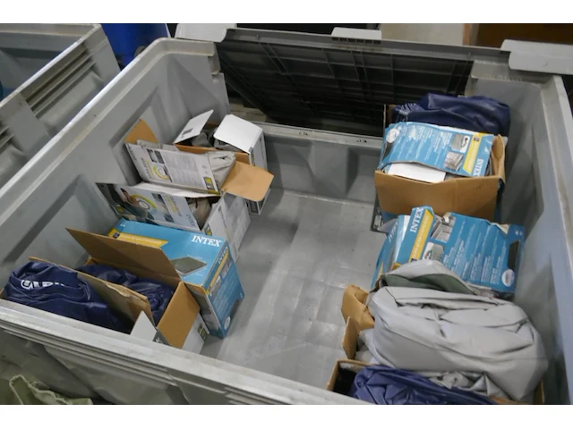 3 palletboxen met diverse luchtmatrassen en slaapzakken - afbeelding 3 van  9