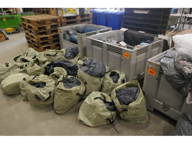 3 palletboxen met diverse luchtmatrassen en slaapzakken - afbeelding 9 van  9