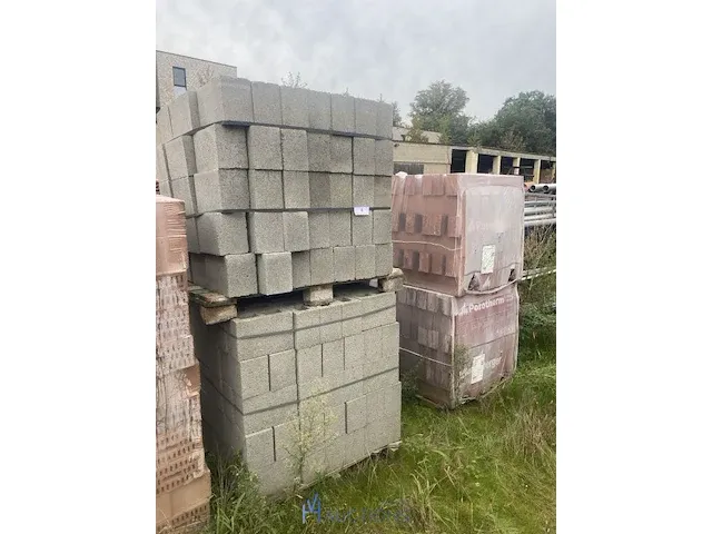 3 palletten betonmetselstenen - afbeelding 1 van  4