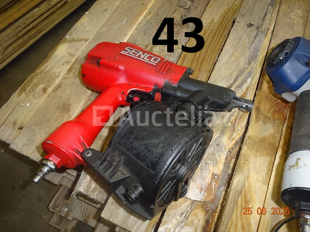3 persluchtspijkermachines - afbeelding 1 van  4