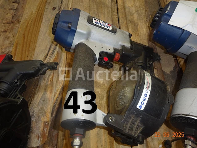 3 persluchtspijkermachines - afbeelding 2 van  4