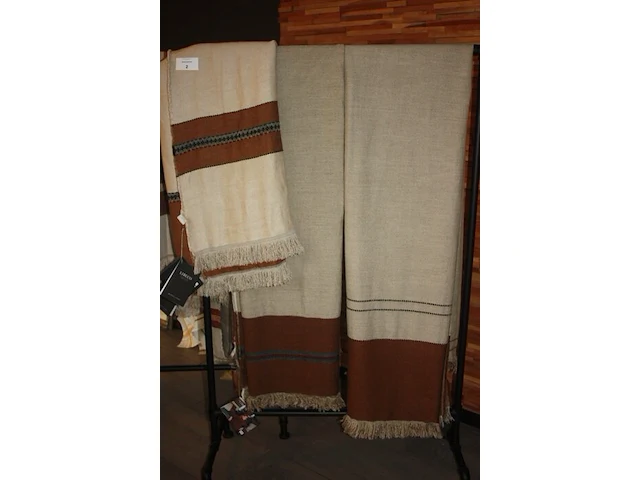 3 plaids, 4 tafellakens, 4 kussens, alles van libeco (5,6,7) - afbeelding 1 van  10