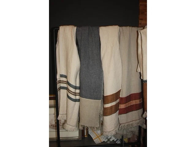 3 plaids, 4 tafellakens, 4 kussens, alles van libeco (5,6,7) - afbeelding 5 van  10