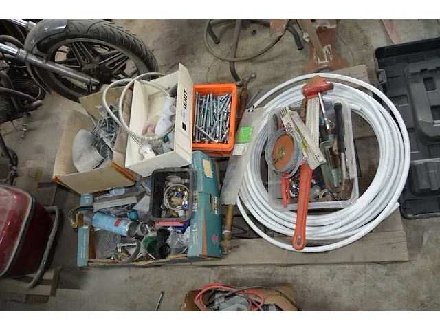 3 pvc bakken met loodgieters materiaal, 2 kartonnen dozen met loodgieters materiaal, flexibele waterleiding - afbeelding 1 van  8