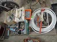 3 pvc bakken met loodgieters materiaal, 2 kartonnen dozen met loodgieters materiaal, flexibele waterleiding - afbeelding 1 van  8