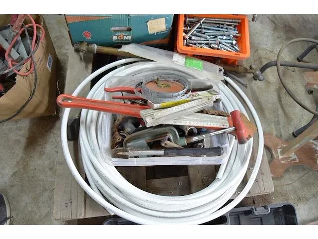 3 pvc bakken met loodgieters materiaal, 2 kartonnen dozen met loodgieters materiaal, flexibele waterleiding - afbeelding 3 van  8
