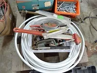 3 pvc bakken met loodgieters materiaal, 2 kartonnen dozen met loodgieters materiaal, flexibele waterleiding - afbeelding 3 van  8