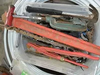 3 pvc bakken met loodgieters materiaal, 2 kartonnen dozen met loodgieters materiaal, flexibele waterleiding - afbeelding 4 van  8