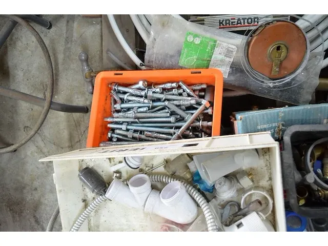 3 pvc bakken met loodgieters materiaal, 2 kartonnen dozen met loodgieters materiaal, flexibele waterleiding - afbeelding 7 van  8