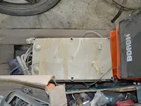 3 pvc bakken met loodgieters materiaal, 2 kartonnen dozen met loodgieters materiaal, flexibele waterleiding - afbeelding 8 van  8