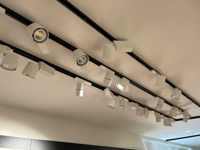 3 rails met verlichting - afbeelding 1 van  3