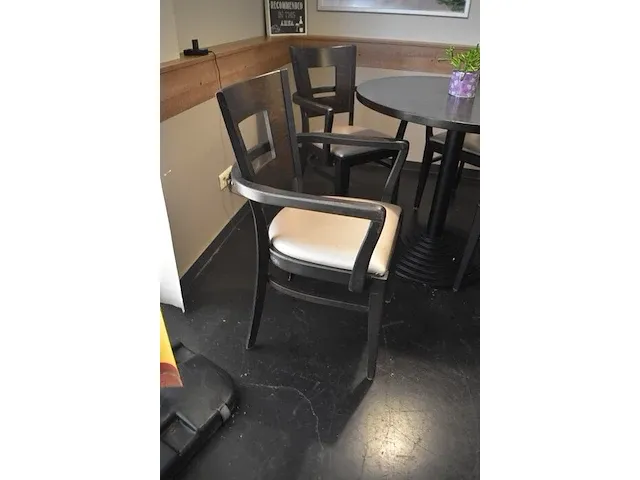 3 rechthoekige en 2 ronde tafels bruin blad zwart metalen onderstel, 16 stoelen donkerbruin met armleuning beige zit (6) - afbeelding 3 van  10