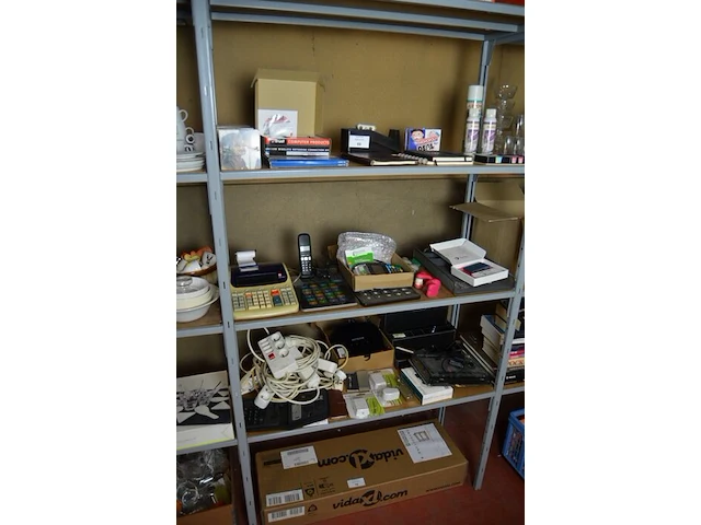 3 rekenmachines, betaalterminal keyware 8210 met oplader, 7 verlengkabels, router netgear - afbeelding 1 van  9