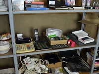 3 rekenmachines, betaalterminal keyware 8210 met oplader, 7 verlengkabels, router netgear