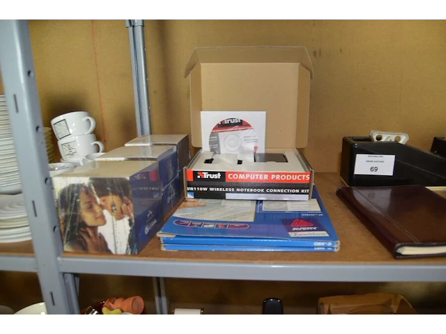 3 rekenmachines, betaalterminal keyware 8210 met oplader, 7 verlengkabels, router netgear - afbeelding 3 van  9