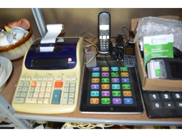 3 rekenmachines, betaalterminal keyware 8210 met oplader, 7 verlengkabels, router netgear - afbeelding 5 van  9