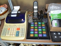 3 rekenmachines, betaalterminal keyware 8210 met oplader, 7 verlengkabels, router netgear - afbeelding 5 van  9