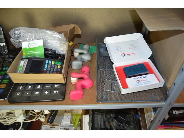 3 rekenmachines, betaalterminal keyware 8210 met oplader, 7 verlengkabels, router netgear - afbeelding 6 van  9