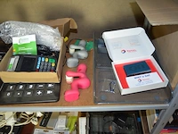 3 rekenmachines, betaalterminal keyware 8210 met oplader, 7 verlengkabels, router netgear - afbeelding 6 van  9