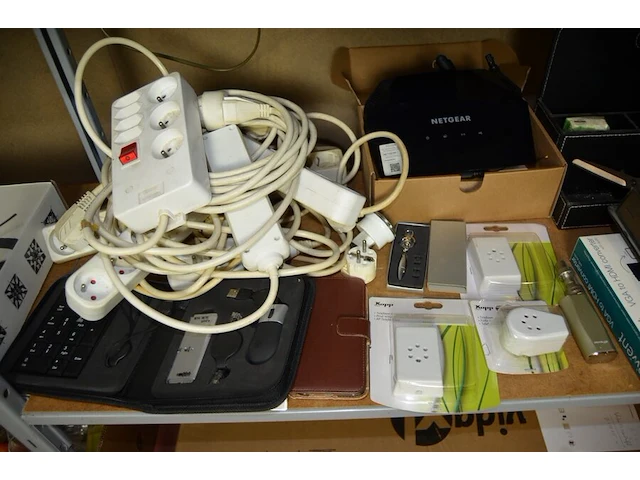 3 rekenmachines, betaalterminal keyware 8210 met oplader, 7 verlengkabels, router netgear - afbeelding 7 van  9