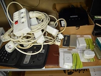 3 rekenmachines, betaalterminal keyware 8210 met oplader, 7 verlengkabels, router netgear - afbeelding 7 van  9