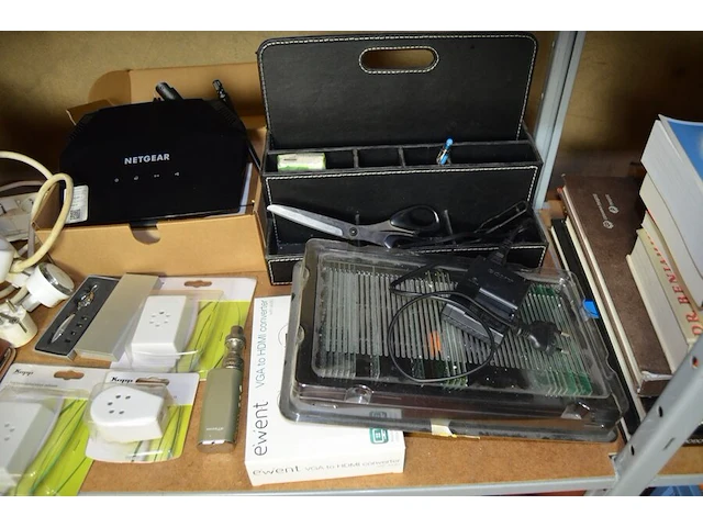 3 rekenmachines, betaalterminal keyware 8210 met oplader, 7 verlengkabels, router netgear - afbeelding 8 van  9