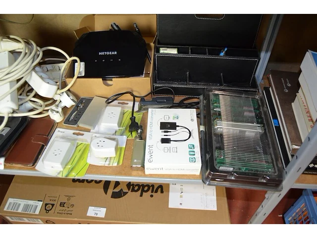 3 rekenmachines, betaalterminal keyware 8210 met oplader, 7 verlengkabels, router netgear - afbeelding 9 van  9