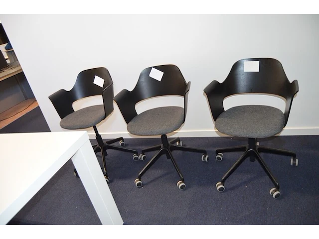 3 rolbureelstoelen ikea stoffen zit en rug , rechthoekig wit gelakte tafel (5,10) - afbeelding 6 van  8