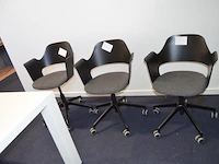 3 rolbureelstoelen ikea stoffen zit en rug , rechthoekig wit gelakte tafel (5,10) - afbeelding 6 van  8