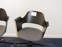 3 rolbureelstoelen ikea stoffen zit en rug , rechthoekig wit gelakte tafel (5,10) - afbeelding 7 van  8