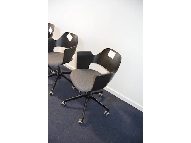 3 rolbureelstoelen ikea stoffen zit en rug , rechthoekig wit gelakte tafel (5,10) - afbeelding 8 van  8