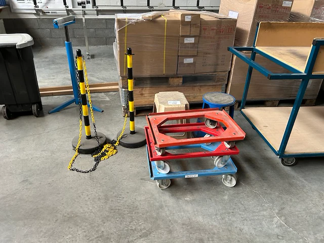 3 rolkarren, 2 opstapjes, 2 afzetpaaltjes - afbeelding 1 van  4